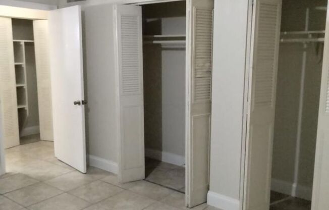 Large 1 Bed 1 Bath in Lauderdale Lakes