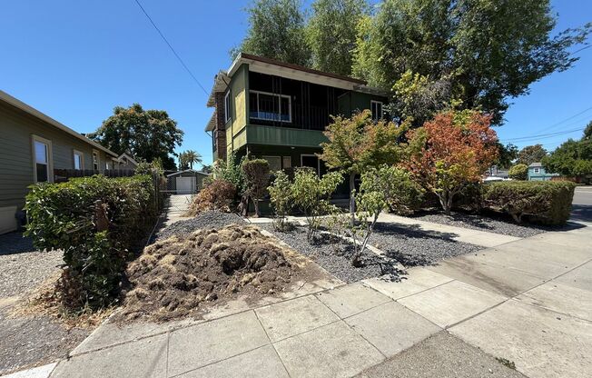 VACANT DOWNTOWN APARTMENT REDONE TO THE 10'S!!!