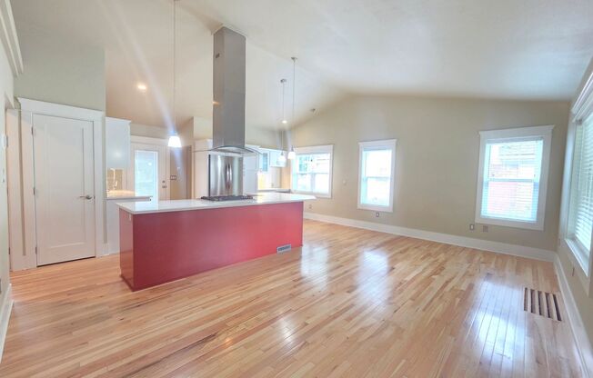 $2,600 - 3 Bed / 2 Bath Beautiful Craftsman Home by Manito Park