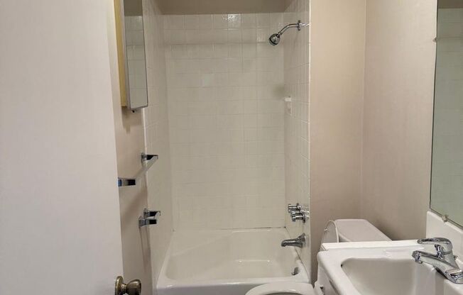 2 beds, 1 bath, 800 sqft, $2,200, Unit 101