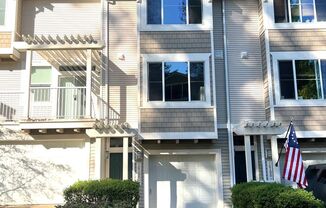 Beautiful Tigard Townhouse in a Gated Southridge Community