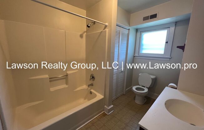 1 bed, 1 bath, 700 sqft, $825, Unit Walnut 422 - 4