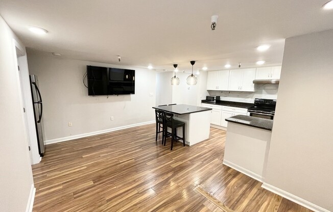 4 beds, 2 baths, $8,000, Unit 26