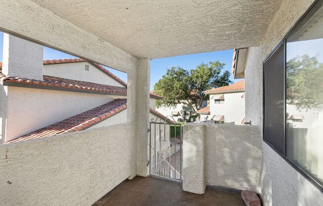 2 Bedroom Condo In The Lakes Community