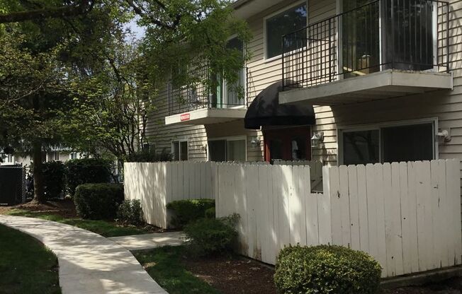 2 beds, 1 bath, 817 sqft, $1,495, Unit 36