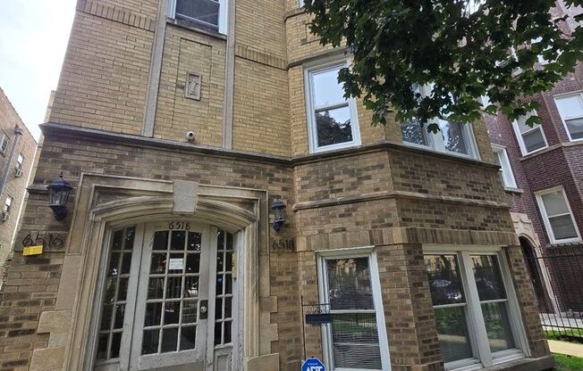 6518 N Mozart St, Unit 1 Chicago, IL, 60645