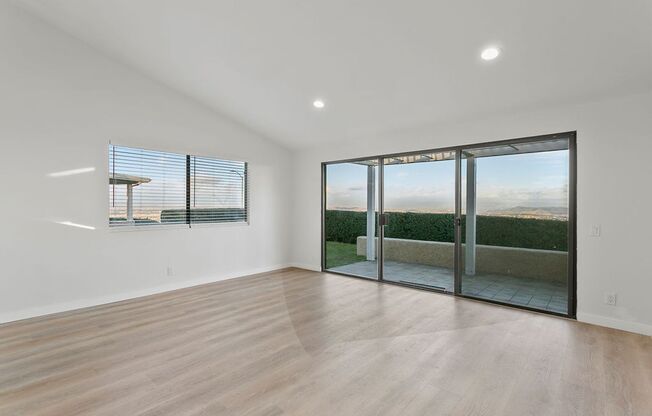 Gorgeously Updated 2 Bedroom Townhome with Amazing Views!