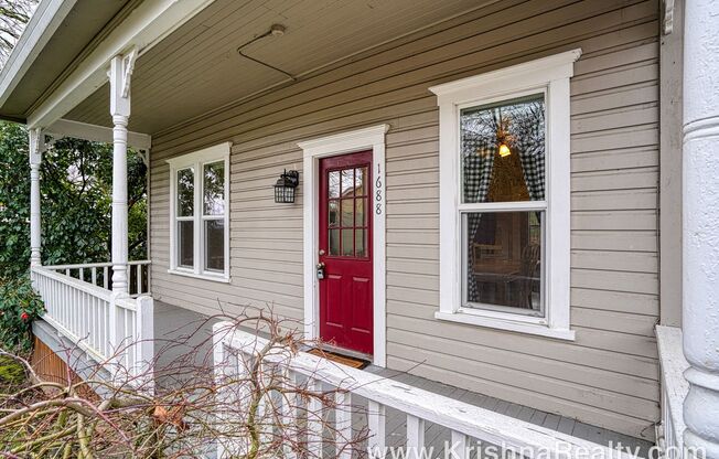 Delightfully Charming Corner Lot 2BD* 1 BTH* Single Family Home Located In The Heart Of Old Town Oregon City!