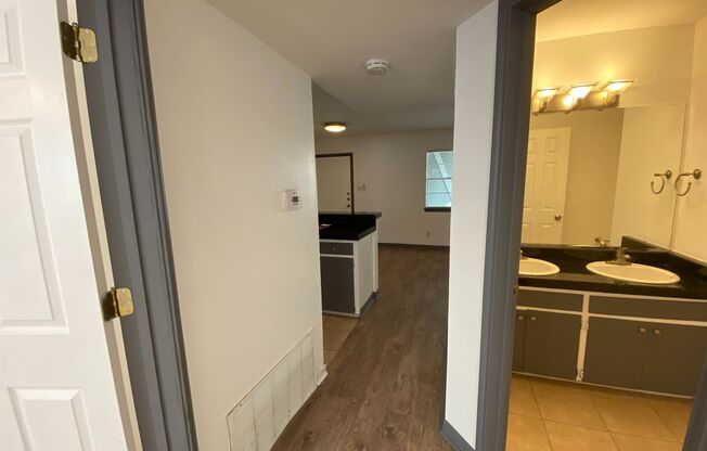 AVAILABLE:  2 BR-1 BA Hyde Park Condo / Laminate Wood Floors / Close to UT and Downtown