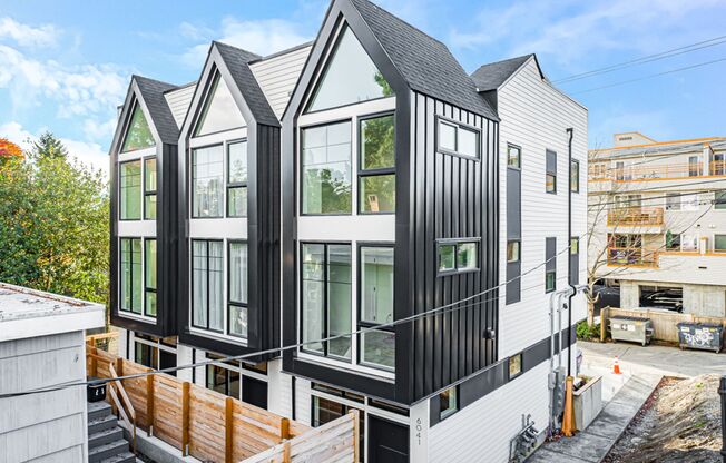 West Seattle Townhome w/ Rooftop Deck, Parking and AC