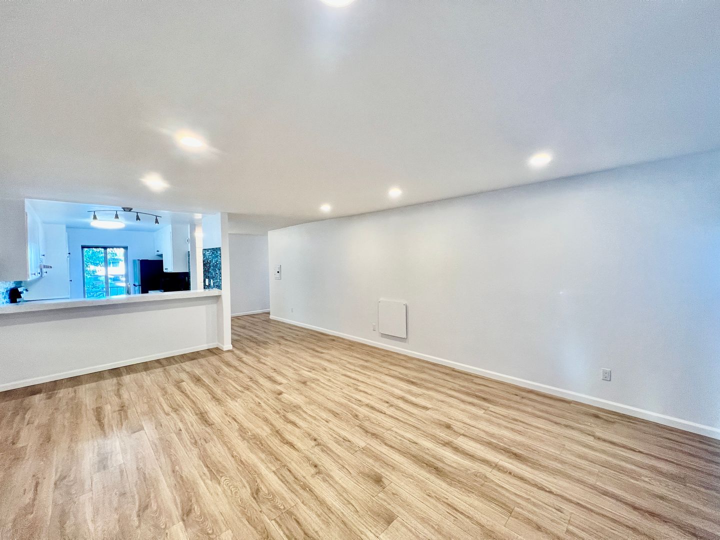 Stunning 3B/2BA Condo w/ private balcony and reserved parking in Clairemont!