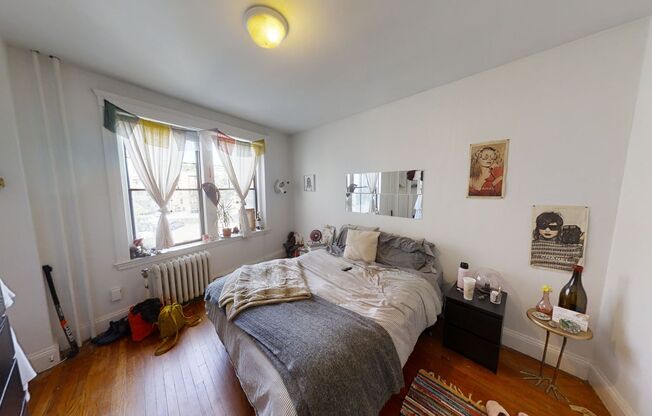 Cozy Cleveland Circle three bedrooms apartment