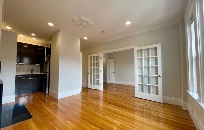 AMAZING NEWBURY ST ONE BEDROOM WITH LAUNDRY IN UNIT!  VACANT AND AVAILABLE NOW!