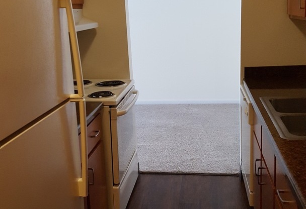 2 beds, 2 baths, 960 sqft, $1,325, Unit 33 - 04