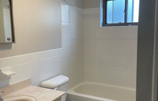 2 beds, 1 bath, 875 sqft, $960, Unit L104