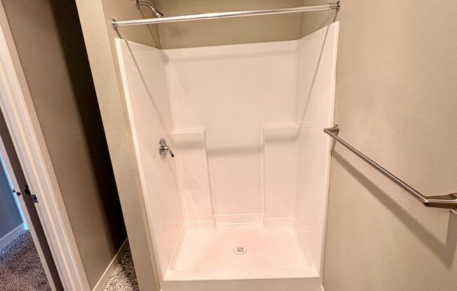 3 beds, 2 baths, 1,190 sqft, $2,395, Unit 208