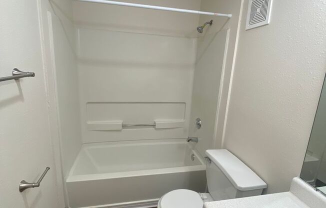3 beds, 2 baths, 1,066 sqft, $1,900, Unit E215