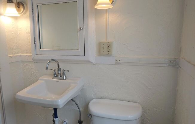 Studio, 1 bath, 400 sqft, $925, Unit 905-11
