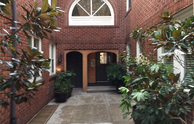 Upper Level Chasselton 1 Bedroom Condo in Vibrant Kerns Neighborhood