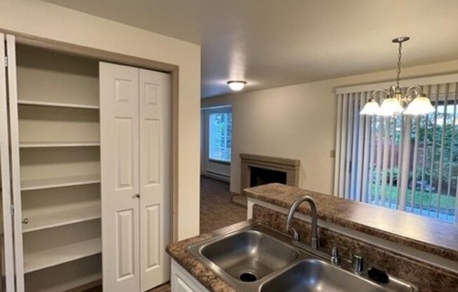 1 bed, 1 bath, 800 sqft, $1,535, Unit 814