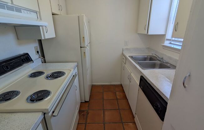 1 bed, 1 bath, 784 sqft, $790, Unit 35-B