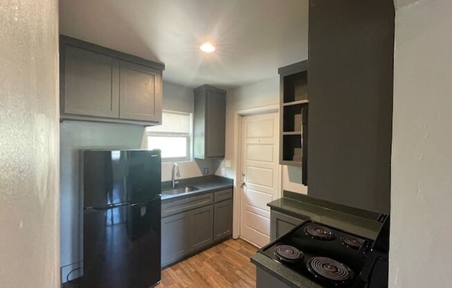 2 beds, 1 bath, $1,050, Unit Unit 4