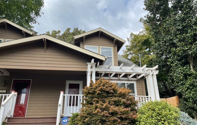 Updated Craftsman in Hot Mississippi Area! Minutes From I-5 and I-405! Close to trendy restaurants and bars!