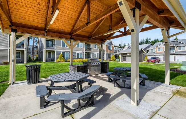 The BBQ & Picnic Area at 5100 Summit Apartments