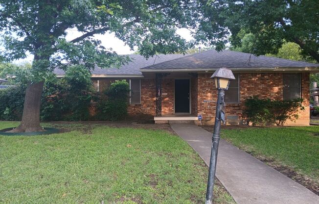 3 Bedrooms 2 Bathrooms 1 Car Garage Near 35 E & Loop 12
