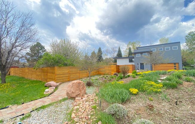 5 bed 3.5 Bath Home in North Boulder. Pool/Hot-Tub & Backyard Renovations!