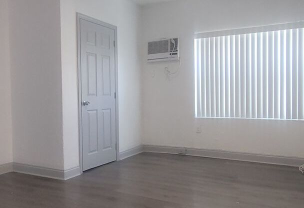 1 bed, 1 bath, 555 sqft, $1,950, Unit 4