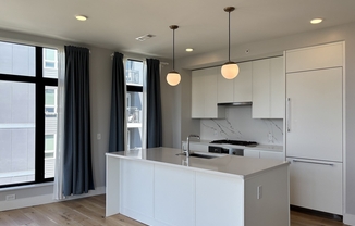 2 beds, 2 baths, 1,024 sqft, $4,000, Unit 725