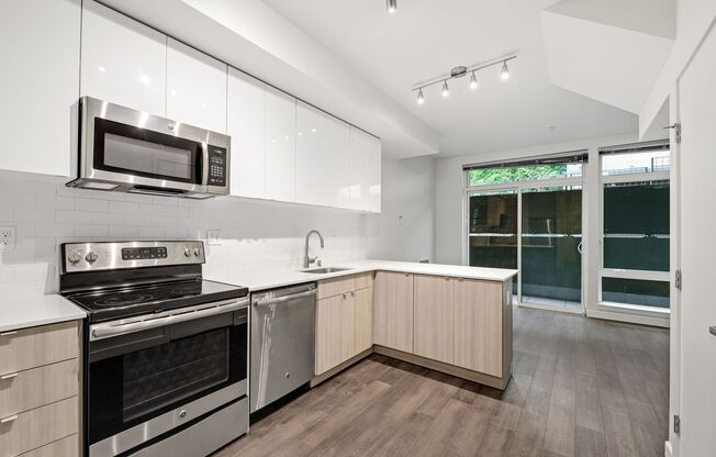 2 beds, 1.5 baths, 837 sqft, $2,595, Unit 326