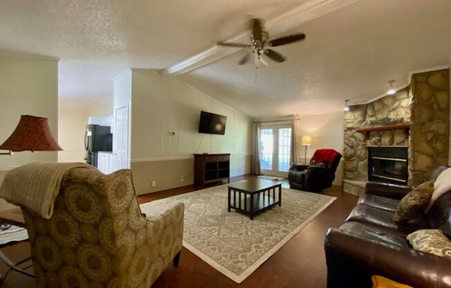 7810 West Lakeshore Dr. 3 Bedroom /3 bath Corporate Rental Available NOW!