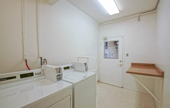 2 beds, 1 bath, $2,600, Unit B