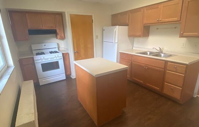 Large 4 Bedroom in Oakland - August Move In Date