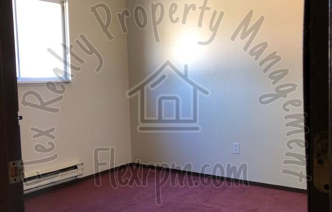 3 beds, 1 bath, $900