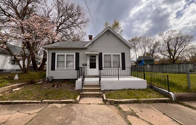 Welcome to this charming 1 bedroom, 1 bathroom house located in Peoria, IL.