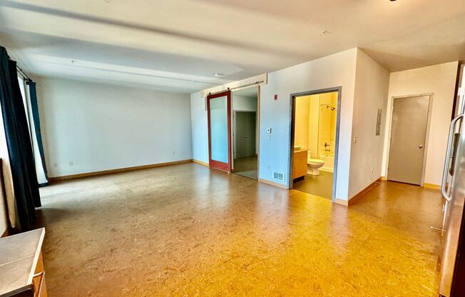 1 bedroom, 1 bathroom Condo with City View!