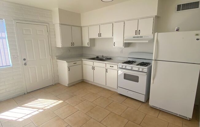 2 beds, 1 bath, 800 sqft, $940, Unit 221