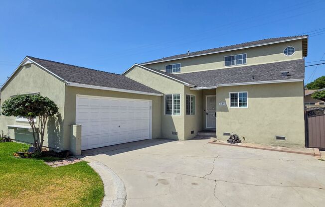 5 Bed 3 Bath House With Amazing Salt Water Pool!