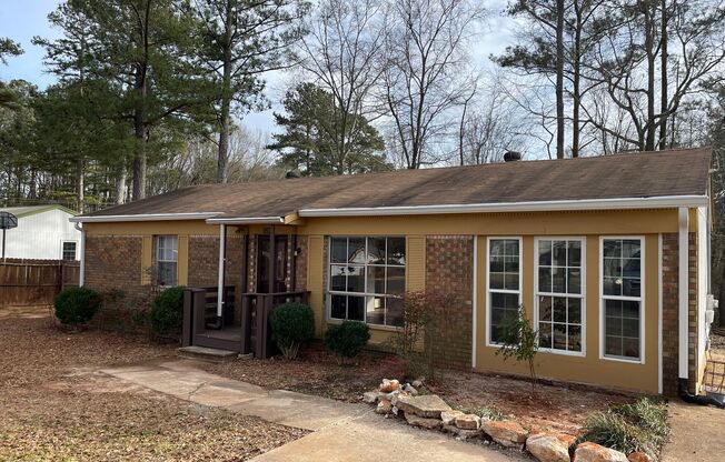 3 BEDROOM 2 BATH located in Spring Valley on the East Side of Athens
