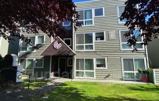 916 N 104 ST