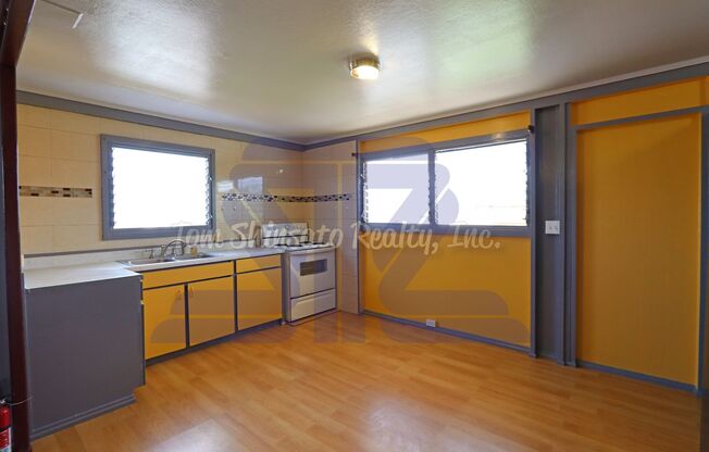 Upstairs duplex unit in Waipio! Convenient location!