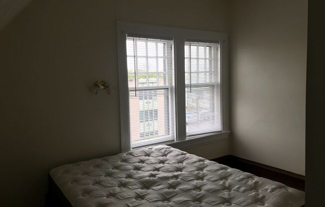 1 bed, 1 bath, $700, Unit 22 - 1