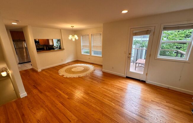 Lovely Corner Townhome in the Heart of Capitol Hill/Madrona