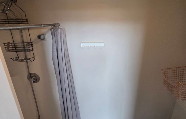 Studio, 1 bath, 172 sqft, $1,300, Unit B7