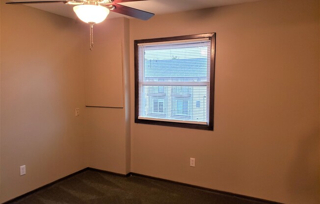 2 beds, 1 bath, 820 sqft, $970, Unit 4400 Wyndsor Terrace Building 5 #31