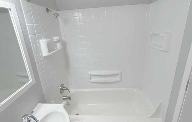 2 beds, 1 bath, 700 sqft, $1,625, Unit B10