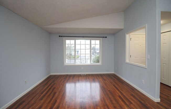 Spacious Southeast Hillsboro 3 Bedroom/2 Bath Home with Fenced Yard